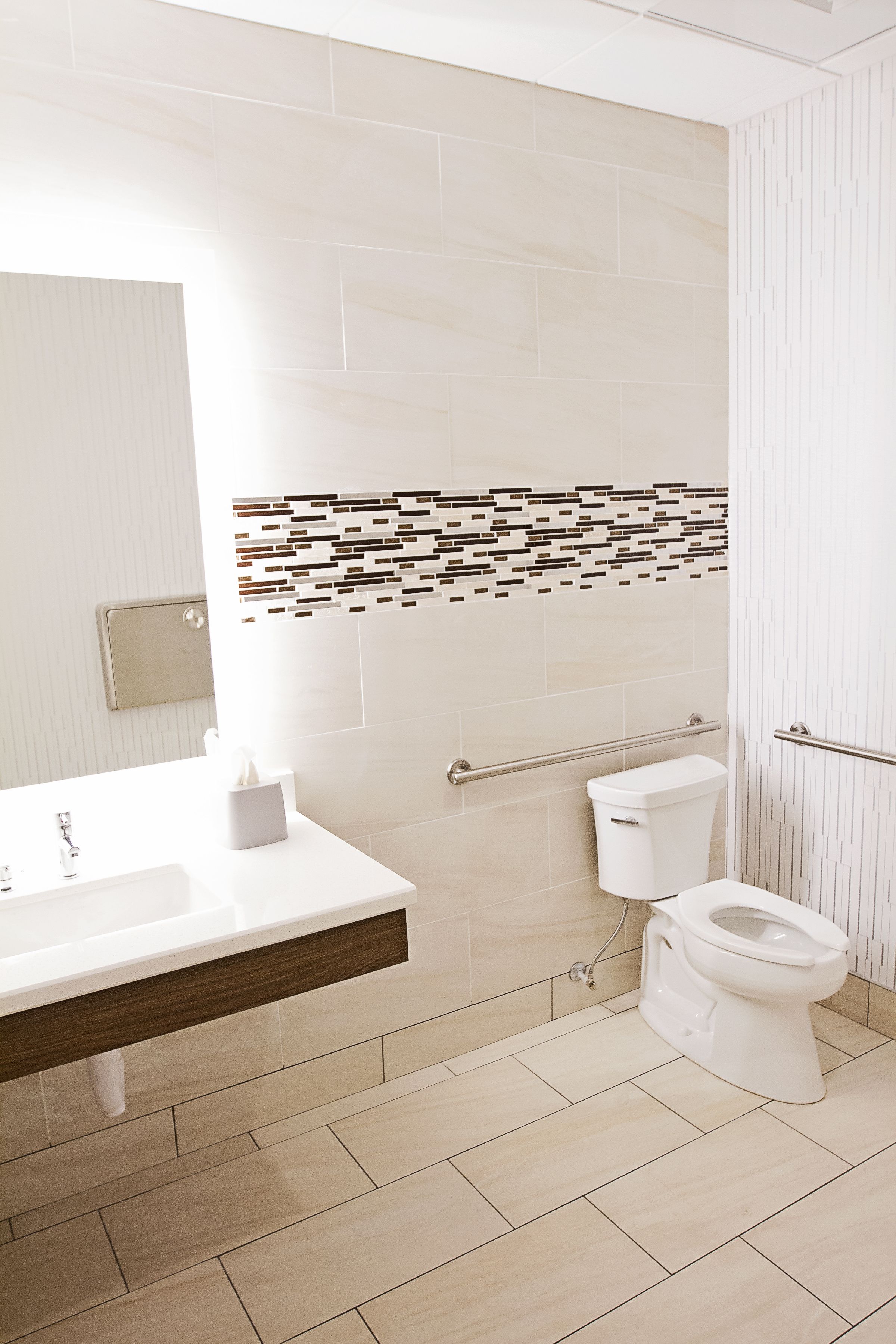 suite, 1 king bed, accessible (mobil tran shwr) | bathroom | free toiletries, hair dryer, towels