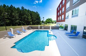 Piscina a l'aire lliure (horari: 09:00-22:00) i gandules 