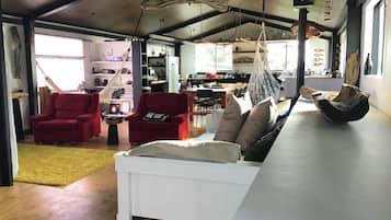 Driftwood Loft | Area keluarga | Perapian