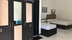Vila (12 Bedrooms, 36 Pax) | 2 kamar tidur, meja kerja, dan setrika/meja setrika