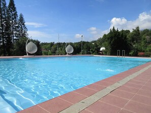 Una piscina al aire libre