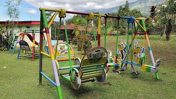 Tempat bermain anak - outdoor