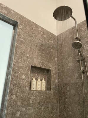 Appartement Premium, 1 chambre | Salle de bain | Douche, articles de toilette gratuits, sèche-cheveux