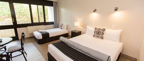 Espacio para trabajar con laptop y cortinas blackout