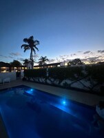 Una piscina al aire libre, tumbonas