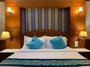 Escritorio, cortinas blackout y tabla de planchar con plancha 