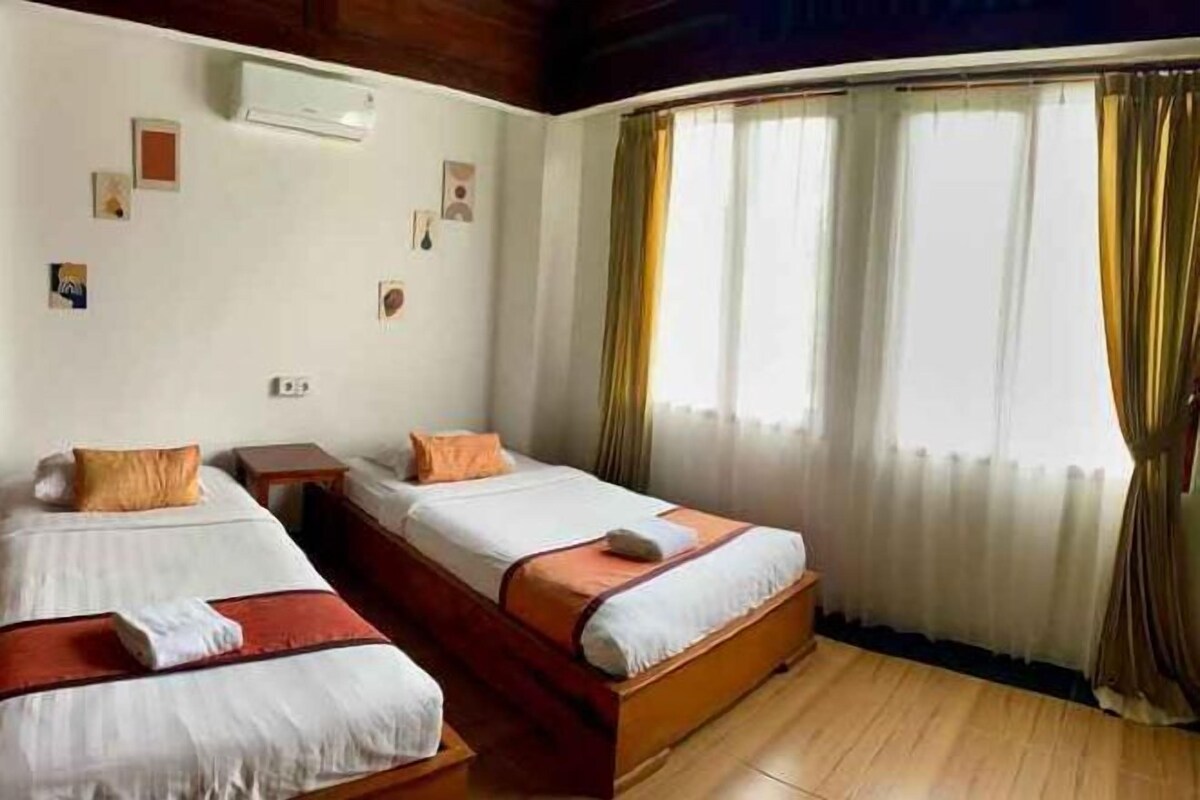 In-room safe, bed sheets