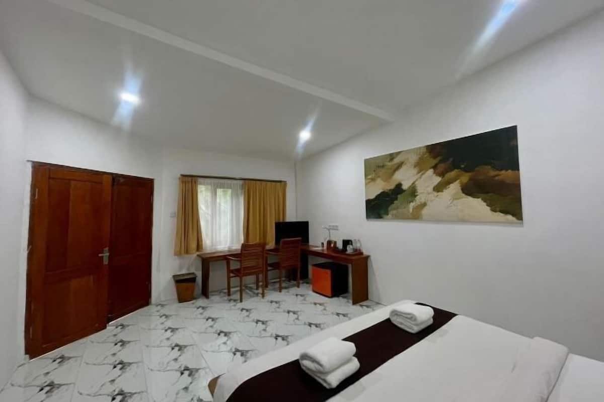 In-room safe, bed sheets