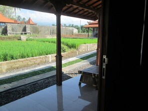 Habitació superior, 1 llit de matrimoni, vistes al jardí | Vista des de l'habitació