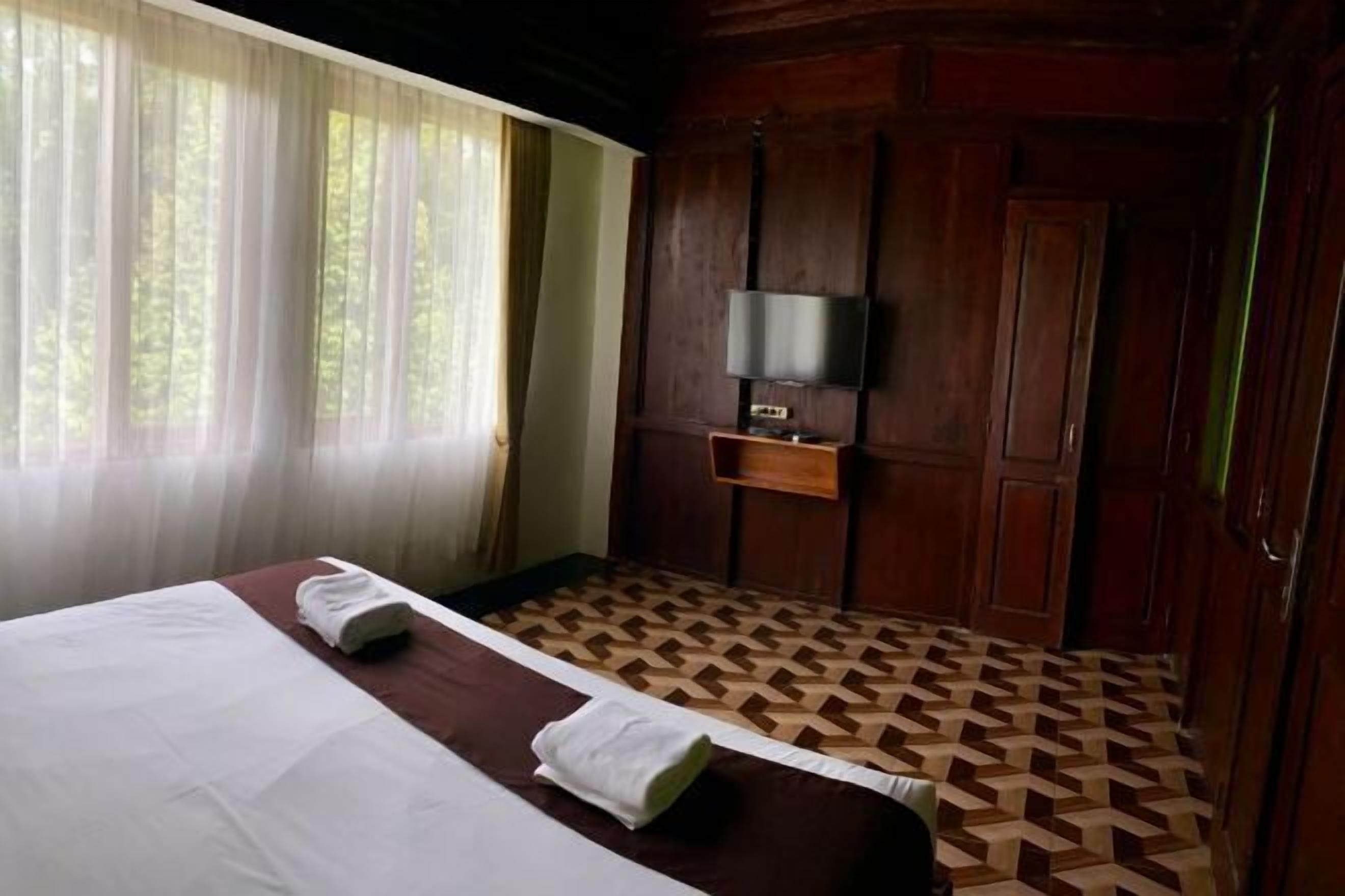 In-room safe, bed sheets