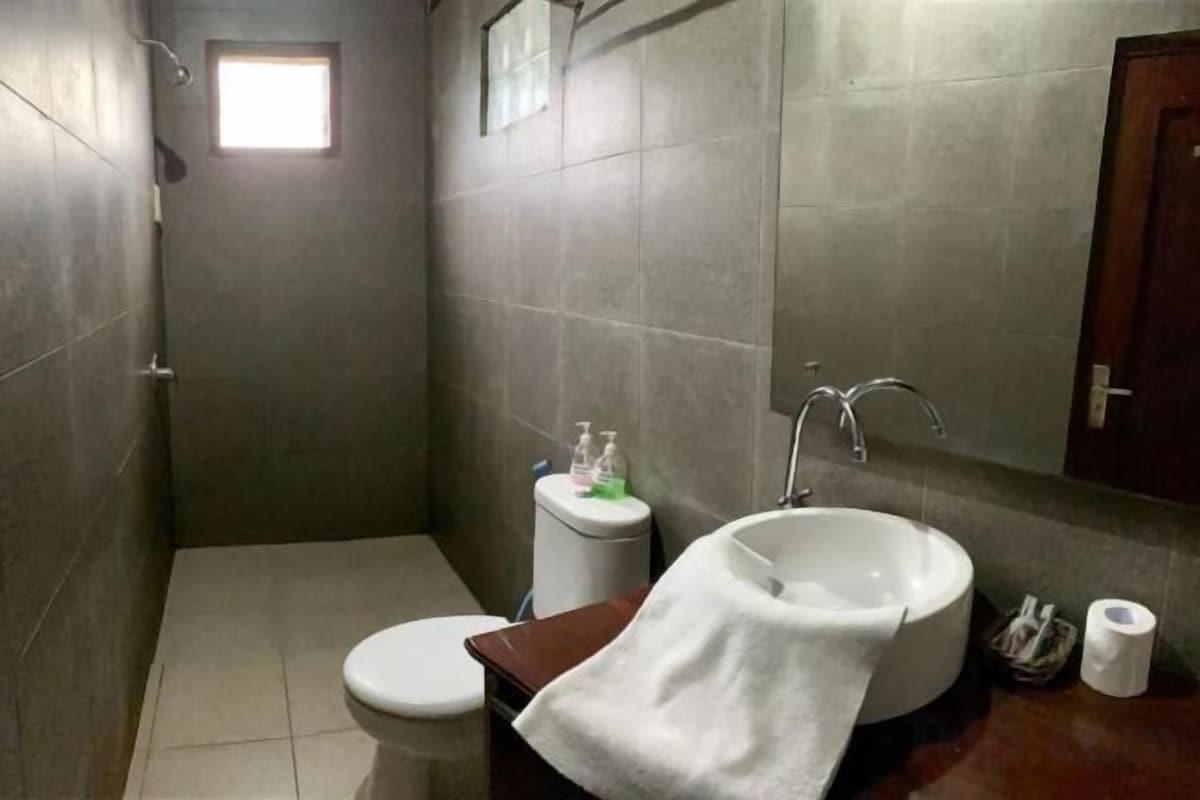 Baño | Ducha, artículos de higiene personal gratuitos y secador de pelo