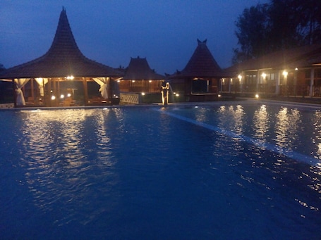 Una piscina al aire libre