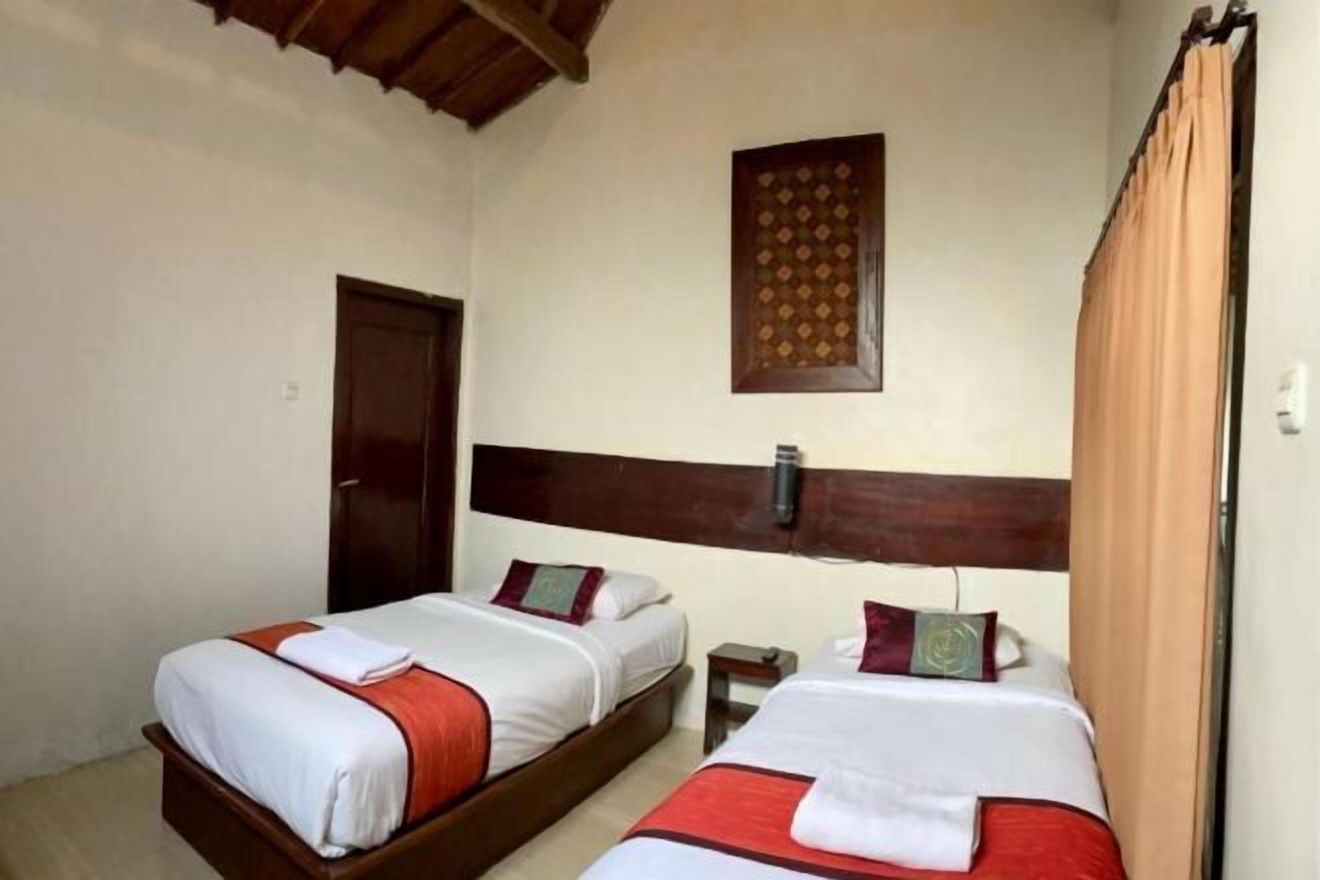 In-room safe, bed sheets