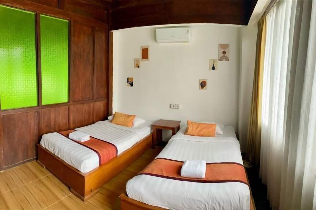 In-room safe, bed sheets