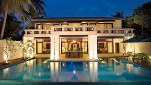 A two-story hotel with a swimming pool in front. - Villa 46 (Hikkaduwa)