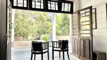 Phòng Suite dành cho gia đình, 2 phòng ngủ, khu vực sân vườn (Family) | Khu phòng khách