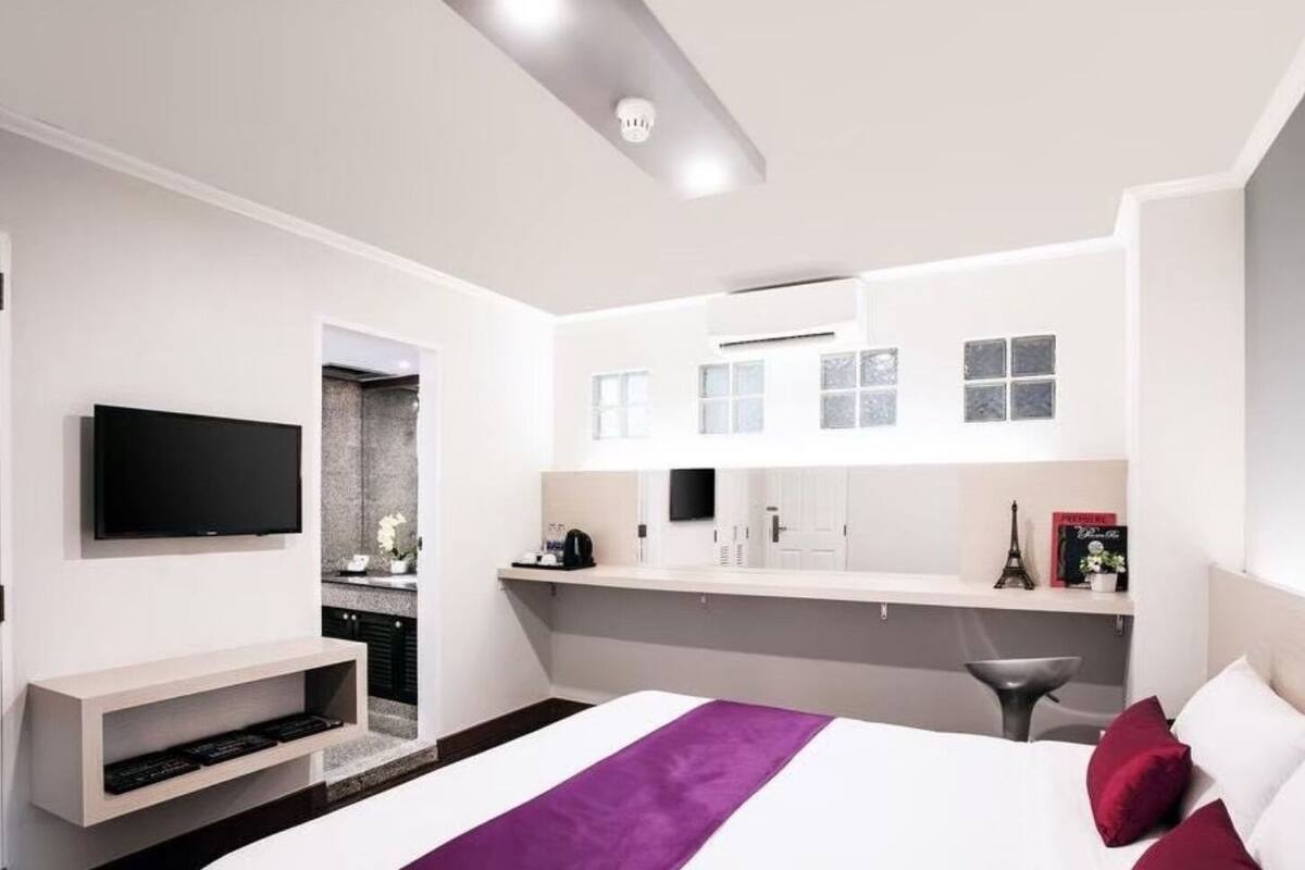 Superior King Room | Desk, rollaway beds, free WiFi, bed sheets