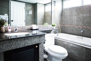 套房, 1 間臥室 | 浴室 | 淋浴設備、免費盥洗用品、吹風機、毛巾