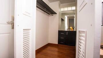 Quarto casal luxo | Roupas de cama premium, escrivaninha, Wi-Fi de cortesia, roupa de cama