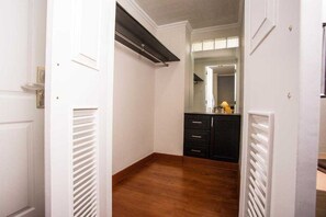 Ropa de cama de alta calidad, escritorio, wifi gratis y ropa de cama 