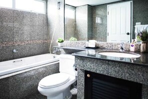 Suite | Kamar mandi | Shower, perlengkapan mandi gratis, pengering rambut, dan handuk