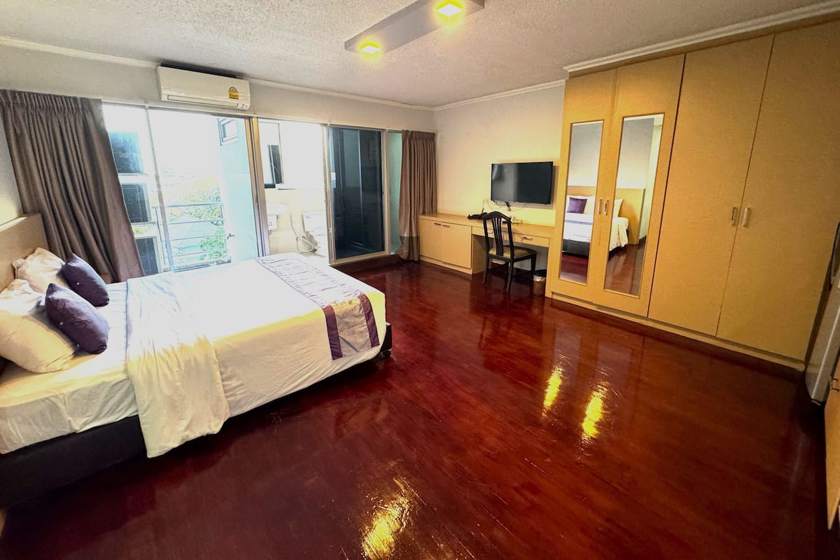 Deluxe Room | Desk, rollaway beds, free WiFi, bed sheets