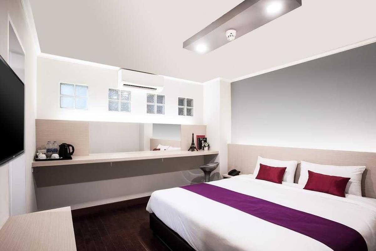 Ropa de cama de alta calidad, escritorio, wifi gratis y ropa de cama