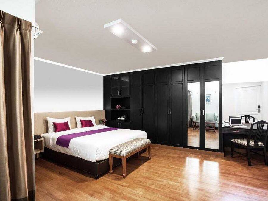 Roupas de cama premium, escrivaninha, Wi-Fi de cortesia, roupa de cama