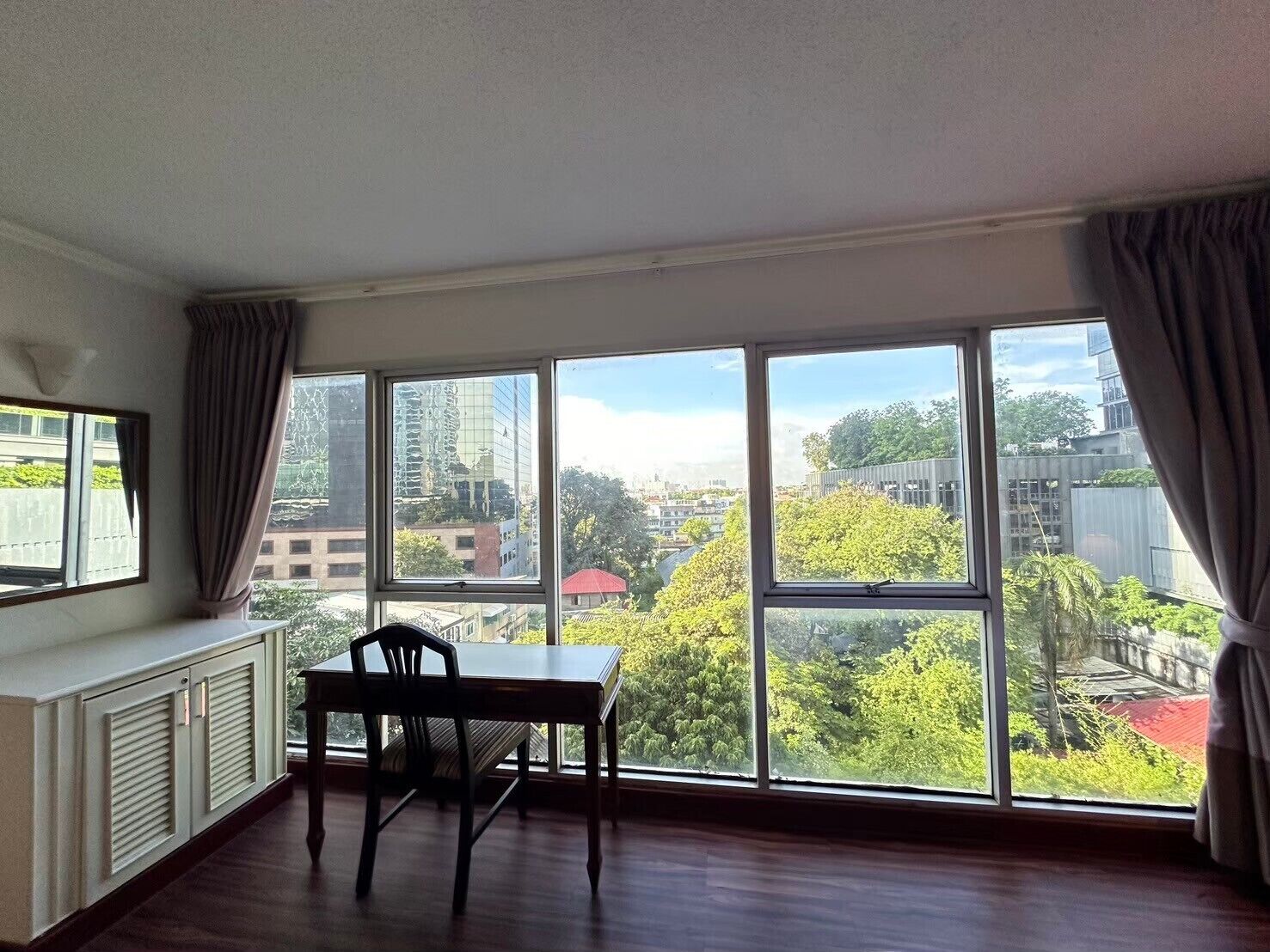 开间套房 | 办公桌、折叠床/加床（额外收费）、免费 WiFi、床单