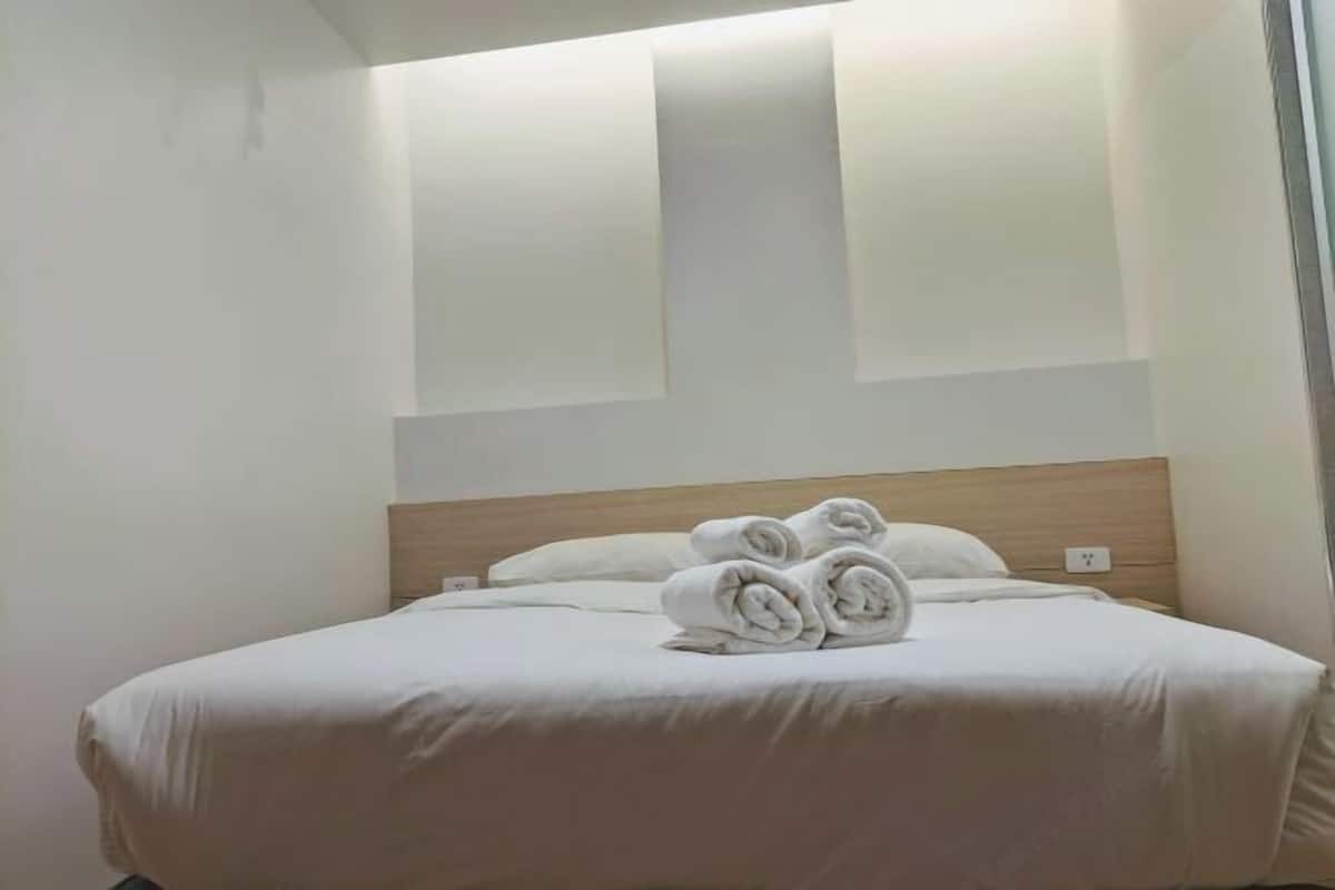 1 bedroom, in-room safe, desk, free WiFi