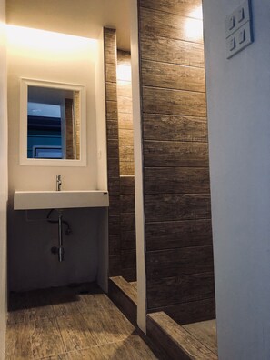 Habitación individual básica, 1 cama individual, para no fumadores, baño compartido | Baño | Amenidades de baño gratuitas, secadora de cabello, toallas 