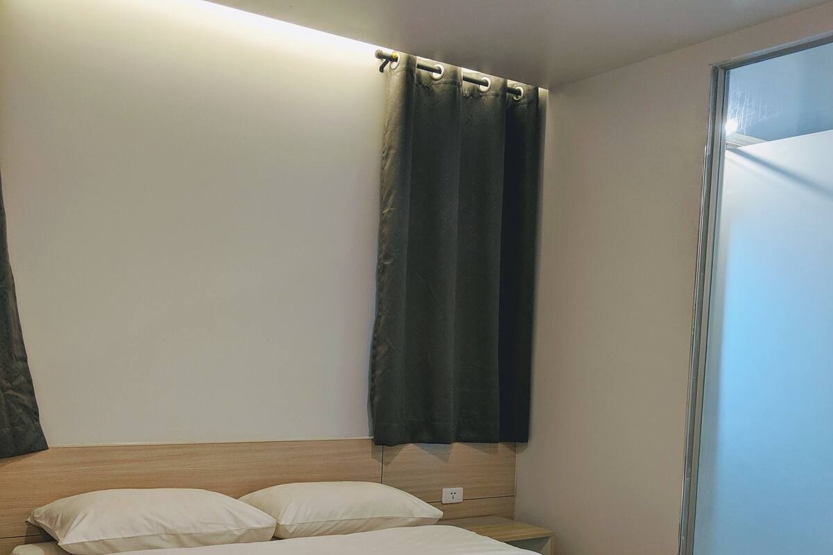 1 bedroom, in-room safe, desk, WiFi (free)