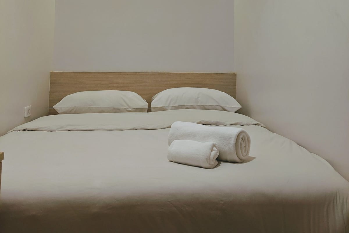 Quarto standard, 1 cama Queen, para não fumantes, banheiro privativo | 1 quarto, cofres nos quartos, escrivaninha, Wi-Fi de cortesia