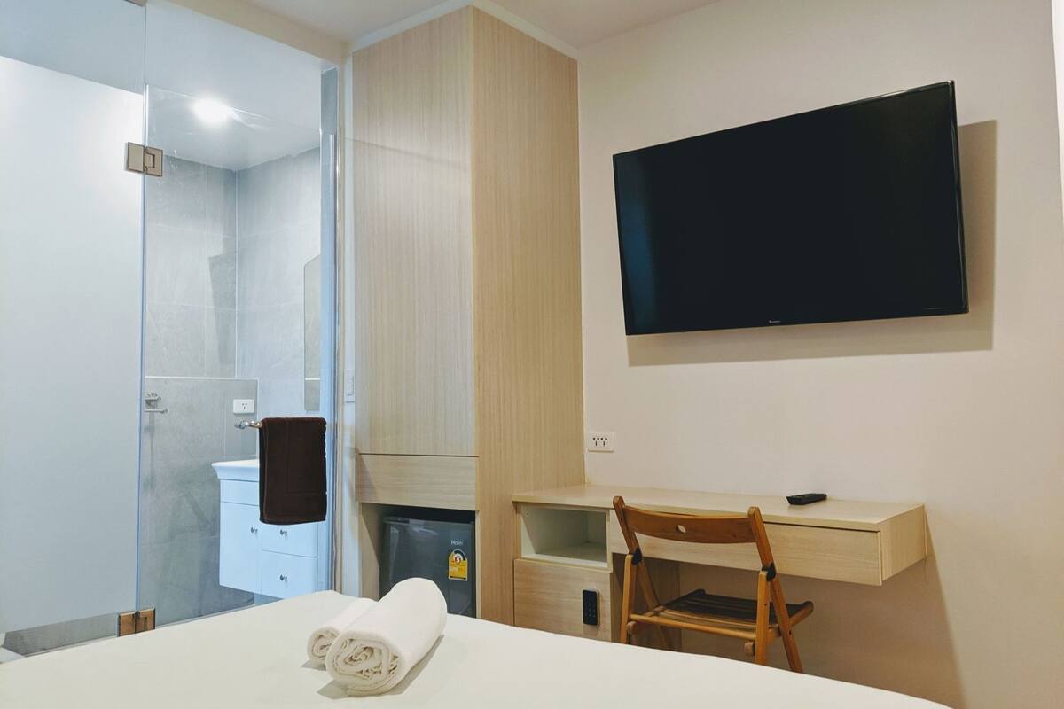 1 bedroom, in-room safe, desk, free WiFi