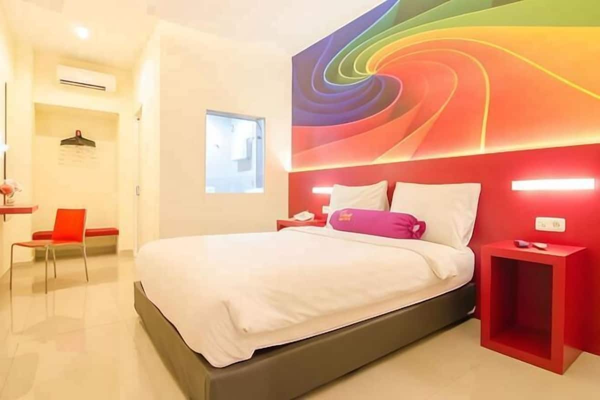 Escritorio y ropa de cama
