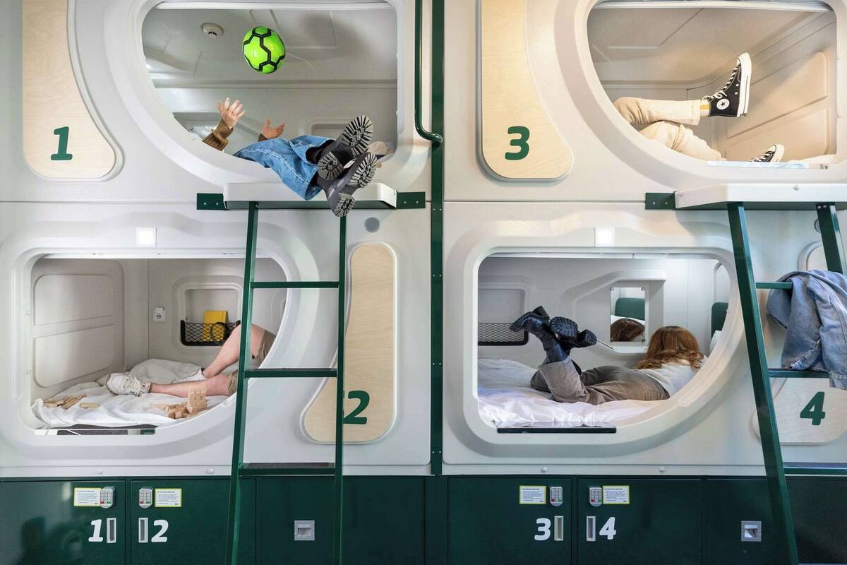 Vagón de tren con cuatro compartimentos para dormir, cada uno identificado con un número.