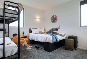 家庭客房, 多張床, 私人浴室 | 免費無線上網、床單