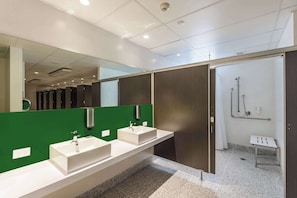 Shower, towels - LyLo Christchurch Airport (Christchurch)