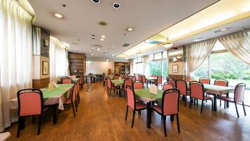 朝食 (ビュッフェ)、毎日提供 (無料)