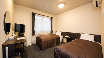 デスク、遮光カーテン、防音設備、WiFi (無料)