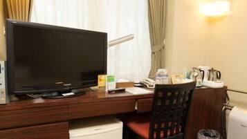 デスク、遮光カーテン、防音設備、WiFi (無料)