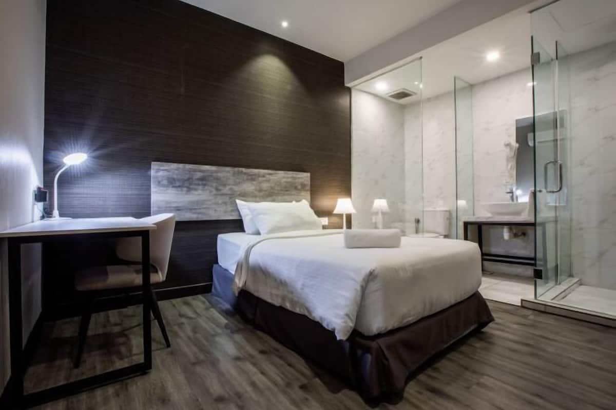 Desk, soundproofing, free WiFi, bed sheets