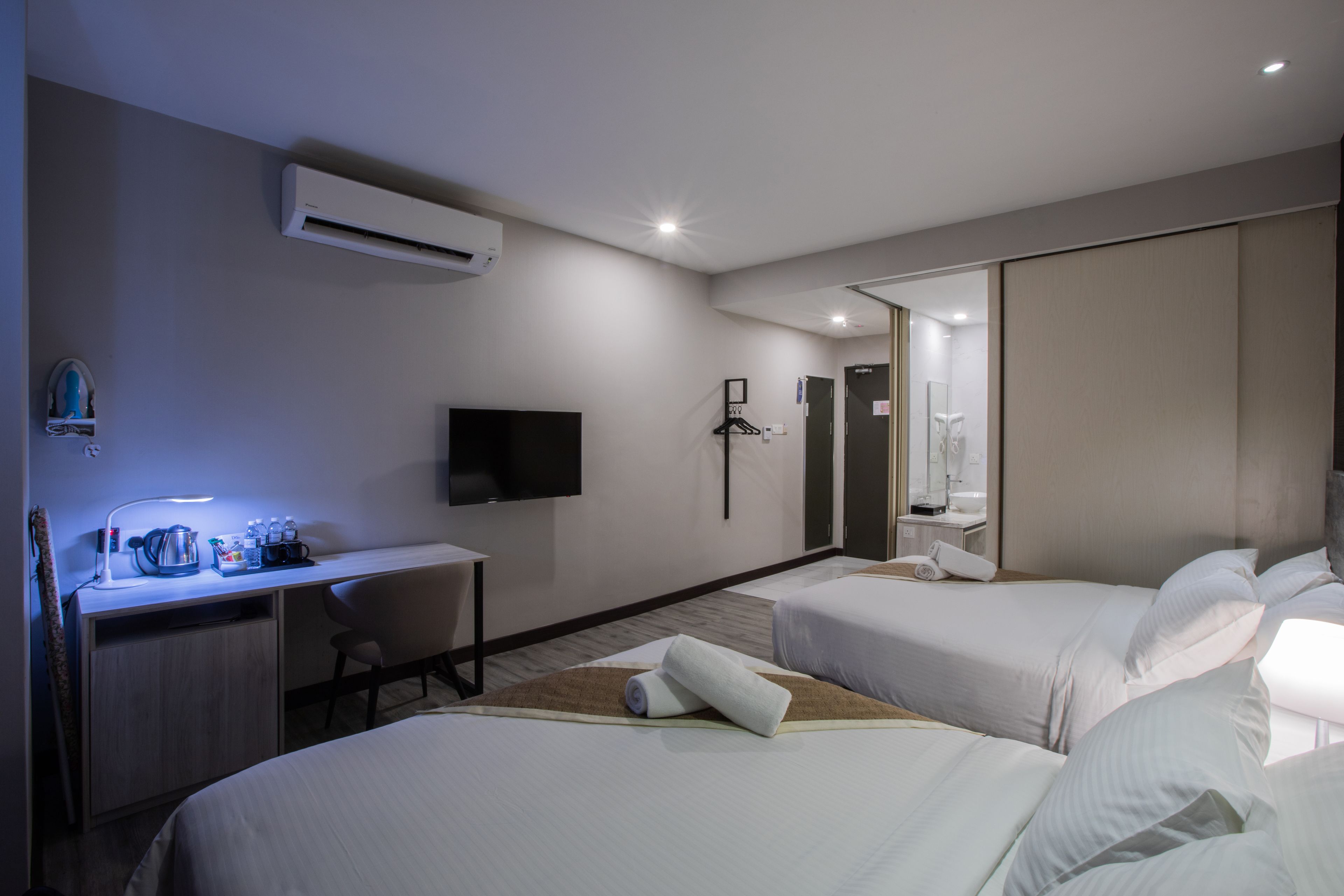 Chambre, 2 grands lits (Double) | Bureau, système d’insonorisation, accès au Wi-Fi (inclus)
