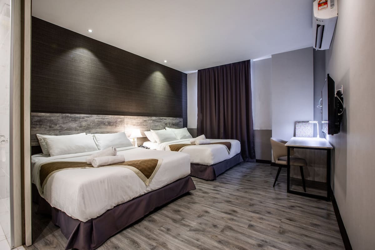 Double Queen | Desk, soundproofing, free WiFi, bed sheets