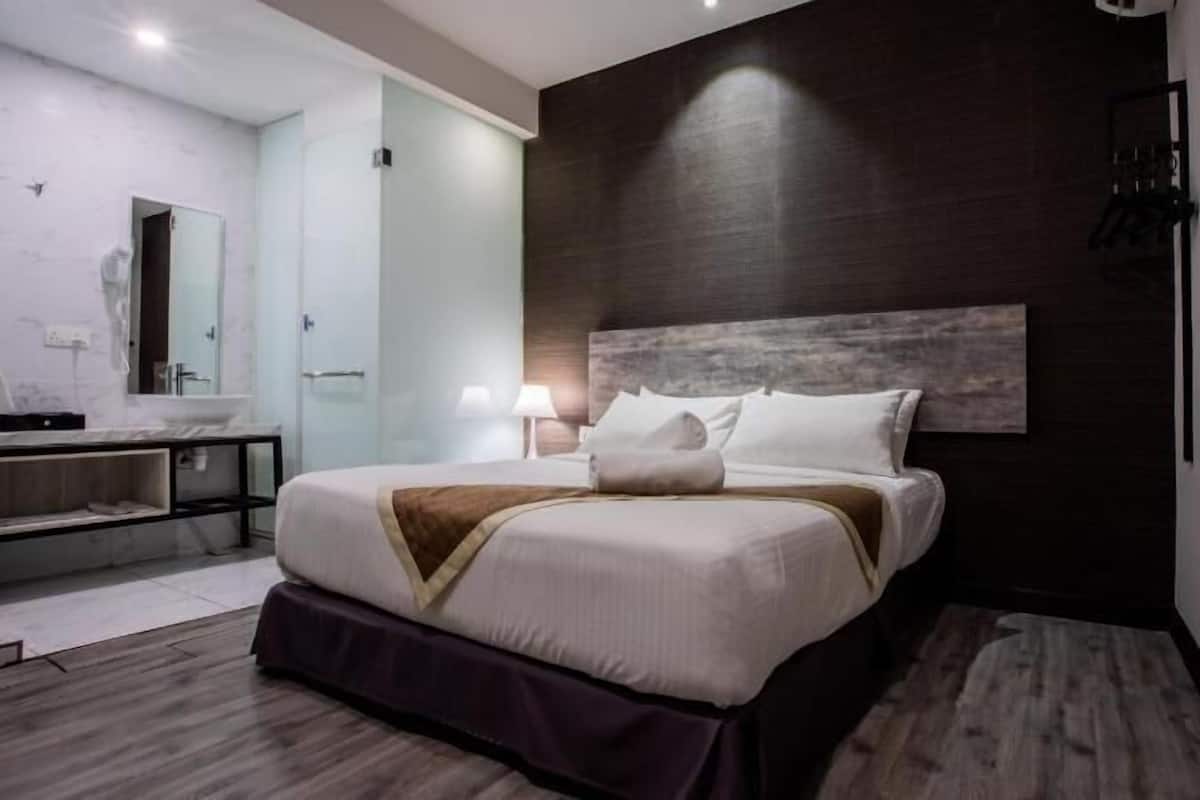 Desk, soundproofing, free WiFi, bed sheets