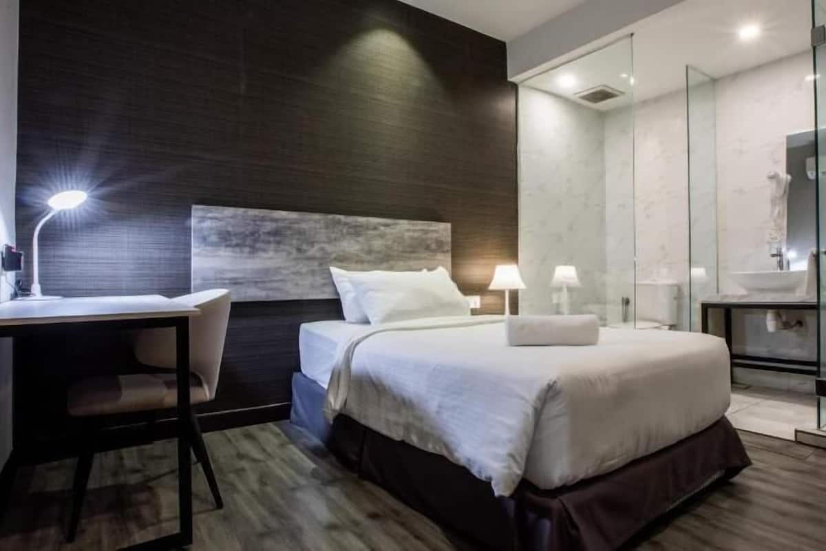 Desk, soundproofing, free WiFi, bed sheets