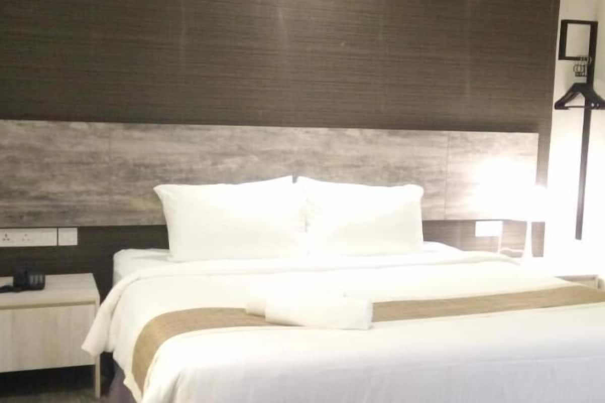 Desk, soundproofing, free WiFi, bed sheets