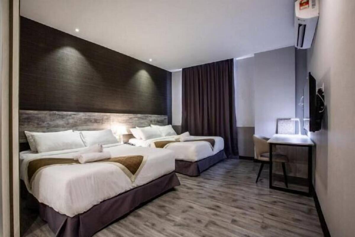 Escritorio, sistema de insonorización, wifi gratis y ropa de cama