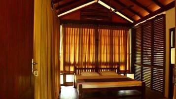 Iron/ironing board, rollaway beds, free WiFi