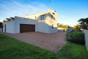 Garden - Kian's Place, Langebaan 8-sleeper (Langebaan)